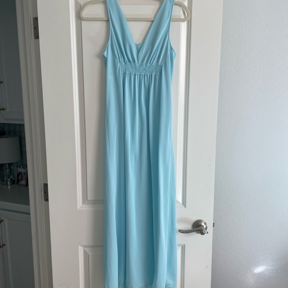Vintage nightgown 1960’s full length nylon size small EUC